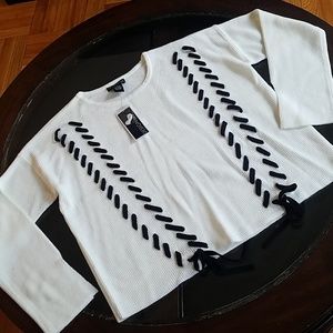 DESIGN 360 White Sweater with Baseball Stitching